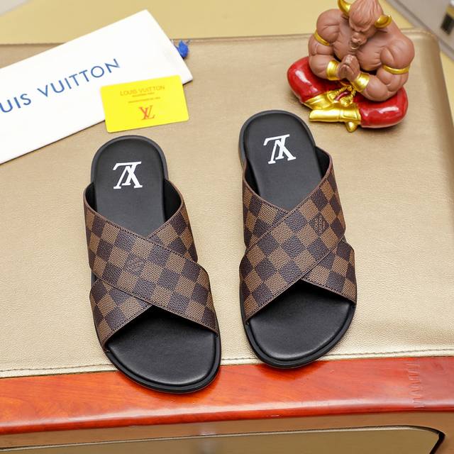 工厂价 ，Loui Vuitto 高端顶级原单拖鞋 Size：38-45。颜色：多色可选！全新系列 进口原版lv， 小牛皮制作 高档舒适 Pu原版两层大底轻盈耐